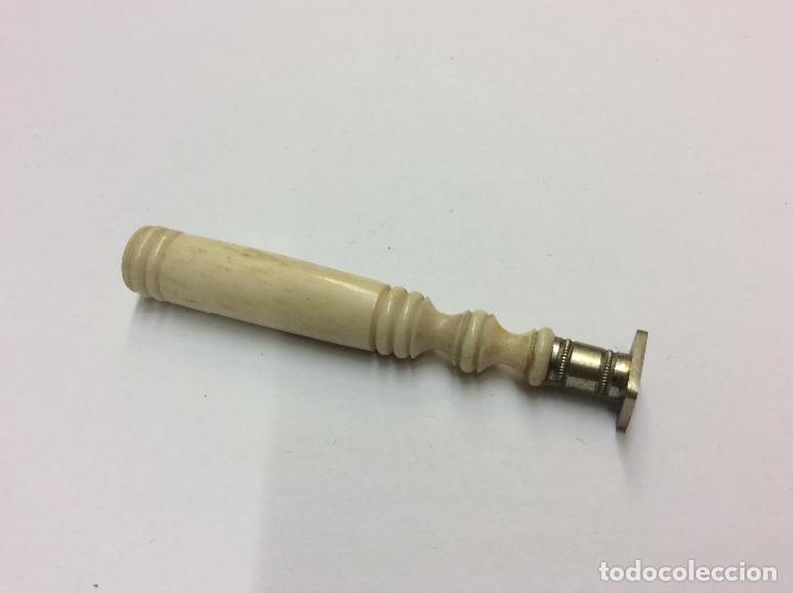 Escriban&iacute;a: ANTIGUO SELLO CON MANGO DE HUESO. S. XIX. - Foto 1
