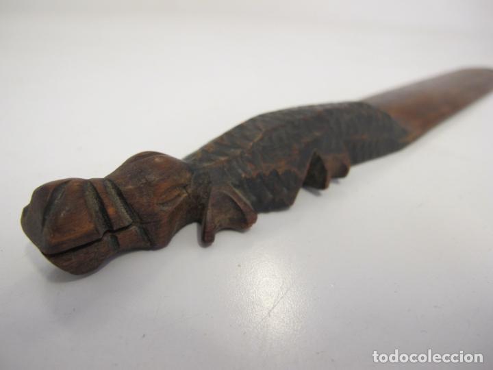 Escriban&iacute;a: Abrecartas de madera con forma de cocodrilo - Foto 1