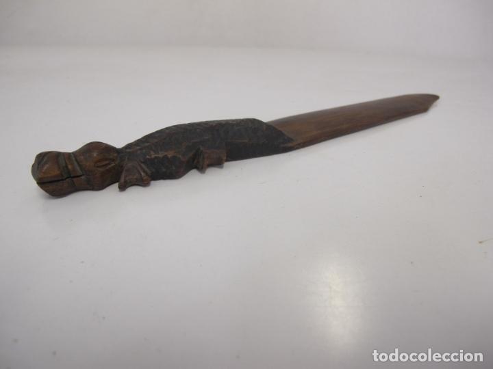 Escriban&iacute;a: Abrecartas de madera con forma de cocodrilo - Foto 2
