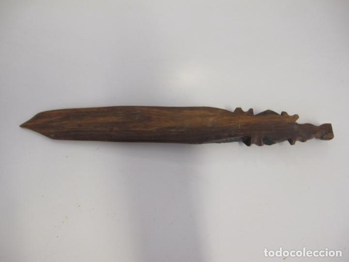 Escriban&iacute;a: Abrecartas de madera con forma de cocodrilo - Foto 3