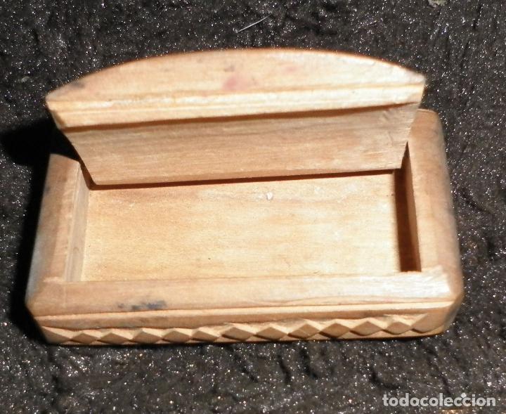 Escriban&iacute;a: caja de madera grabada a mano para plumines - Foto 2