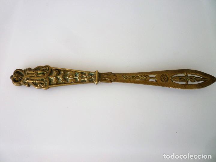 Escriban&iacute;a: ABRECARTAS DE BRONCE MACIZO MUY DECORADO - Foto 1