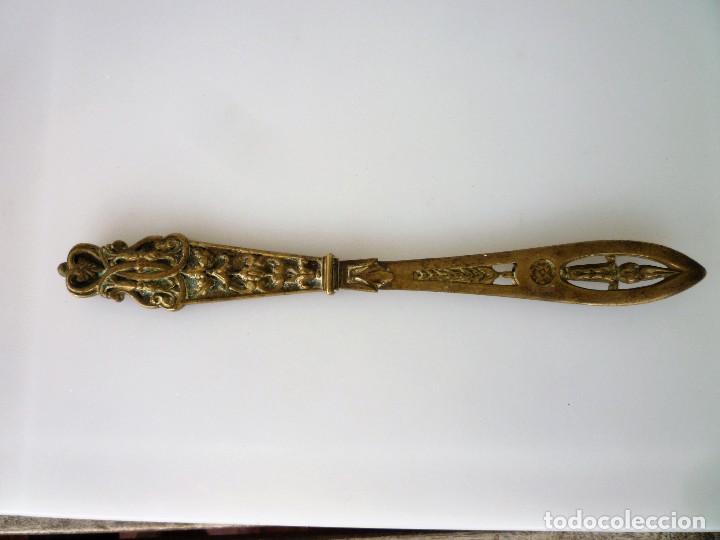 Escriban&iacute;a: ABRECARTAS DE BRONCE MACIZO MUY DECORADO - Foto 2
