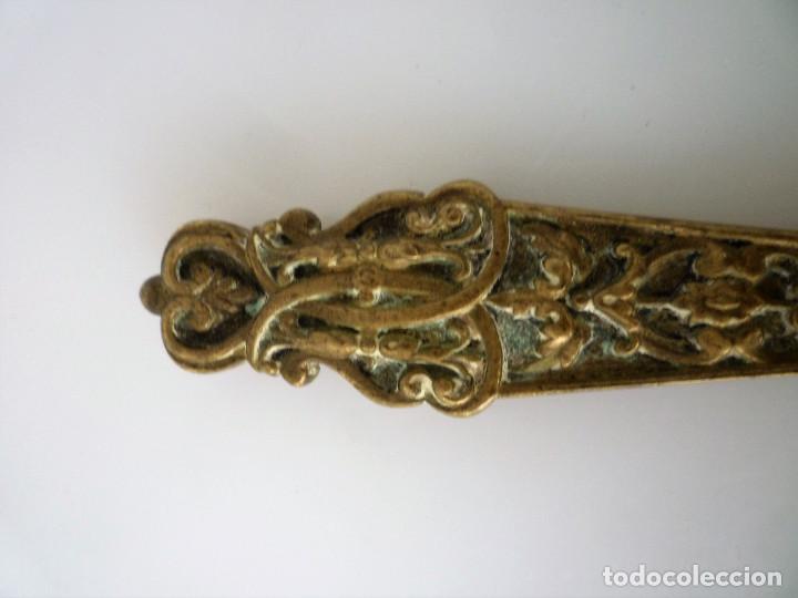 Escriban&iacute;a: ABRECARTAS DE BRONCE MACIZO MUY DECORADO - Foto 3