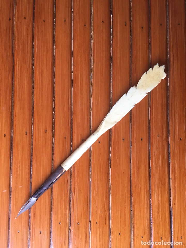 Escriban&iacute;a: Pluma de hueso tallada. - Foto 2