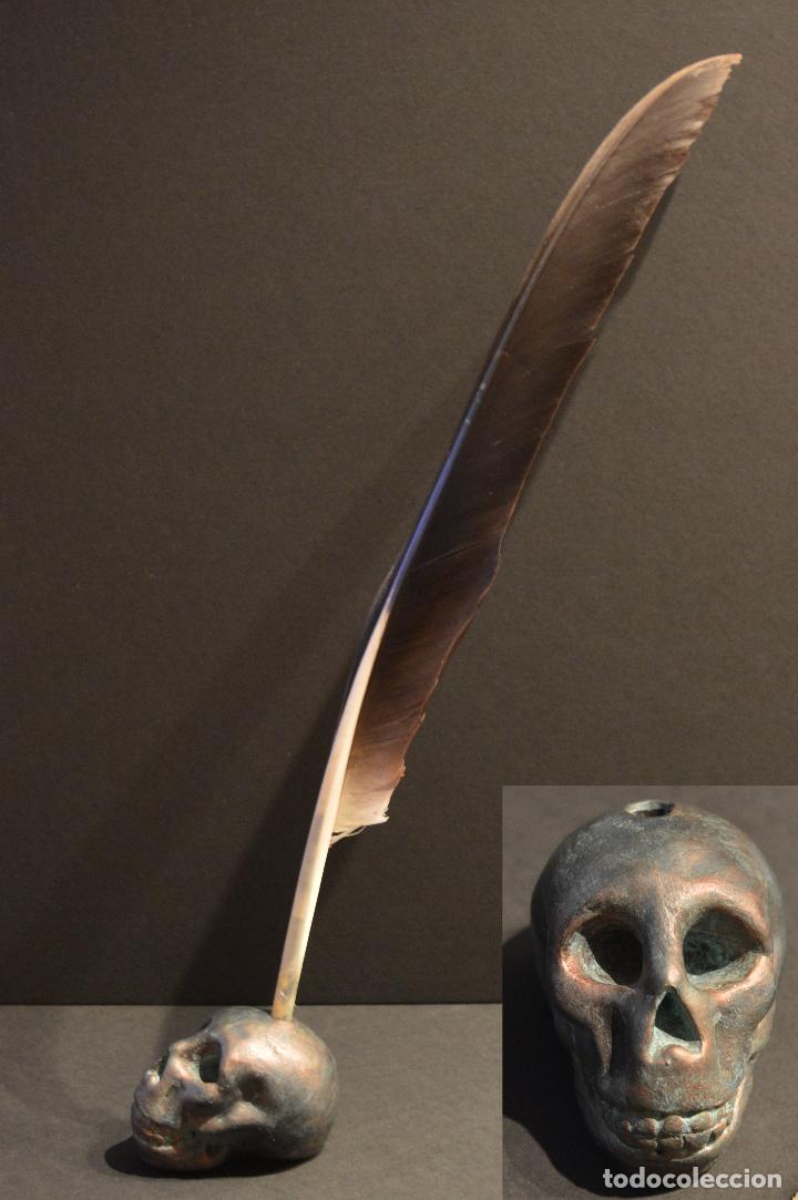 Escriban&iacute;a: ORIGINAL PLUMA DE ESCRITORIO CON BASE TINTERO CALAVERA - Foto 2