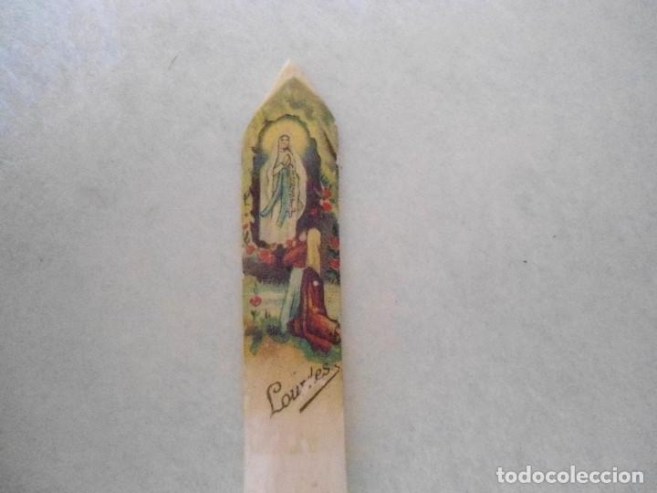 Escriban&iacute;a: ANTIGUA PLUMILLA DE HUESO CON VISOR DE LOURDES - Foto 2