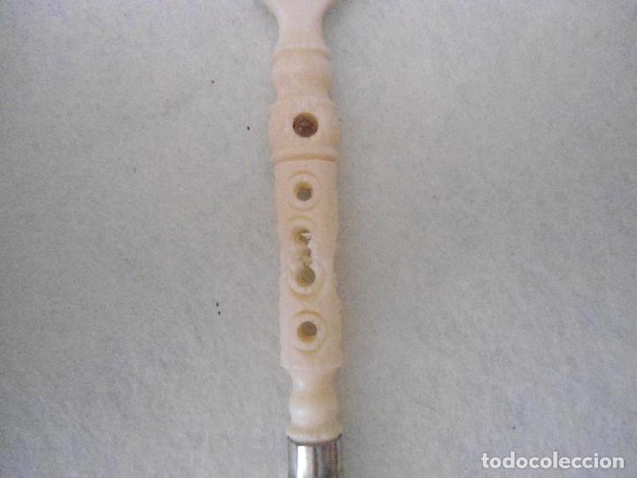 Escriban&iacute;a: ANTIGUA PLUMILLA DE HUESO CON VISOR DE LOURDES - Foto 3