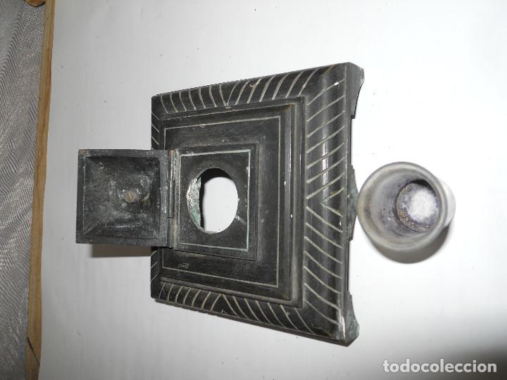 Escriban&iacute;a: antiguo tintero met&aacute;lico y cristal - Foto 3