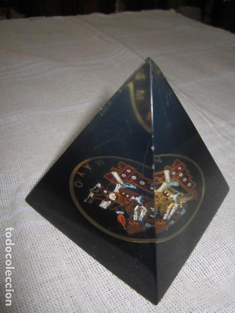 Escriban&iacute;a: Pir&aacute;mide de metacrilato MAYO. 7,5 x 7,5 cms. - Foto 2