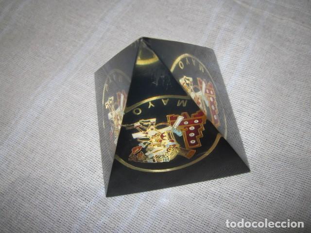 Escriban&iacute;a: Pir&aacute;mide de metacrilato MAYO. 7,5 x 7,5 cms. - Foto 4