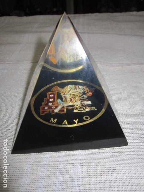 Escriban&iacute;a: Pir&aacute;mide de metacrilato MAYO. 7,5 x 7,5 cms.