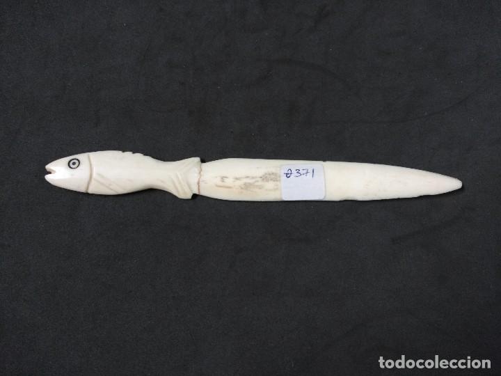Escriban&iacute;a: ABRECARTAS DE MARFIL CON FORMA DE PEZ - Foto 1