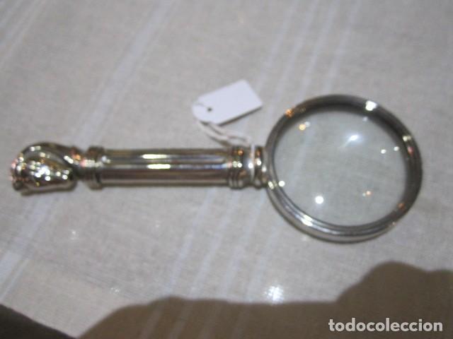 Escriban&iacute;a: Lupa de metal plateado, con caballo en mango. 16,5 cms. largo x 6 cms. di&aacute;metro.