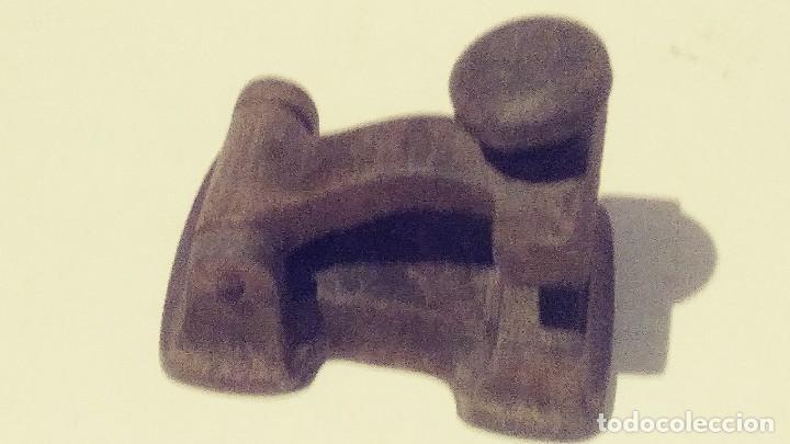 Escriban&iacute;a: antiguo sello seco de hierro - Foto 1