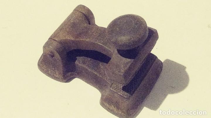 Escriban&iacute;a: antiguo sello seco de hierro - Foto 3