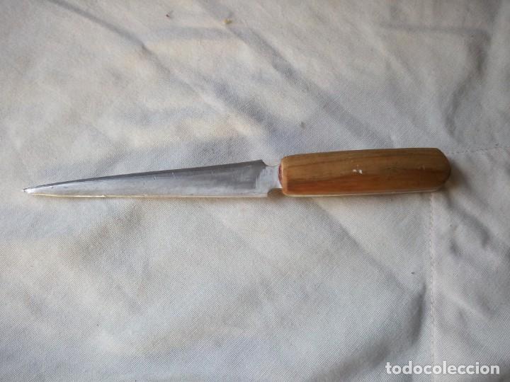 Escriban&iacute;a: Antiguo abrecartas mango de madera. - Foto 1