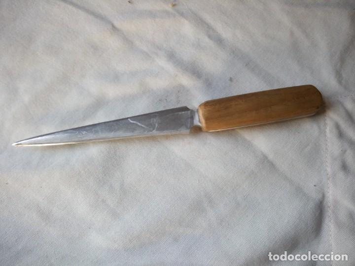 Escriban&iacute;a: Antiguo abrecartas mango de madera. - Foto 2