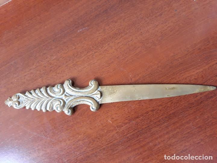 Escriban&iacute;a: Antiguo abrecartas de bronce o laton - Foto 1