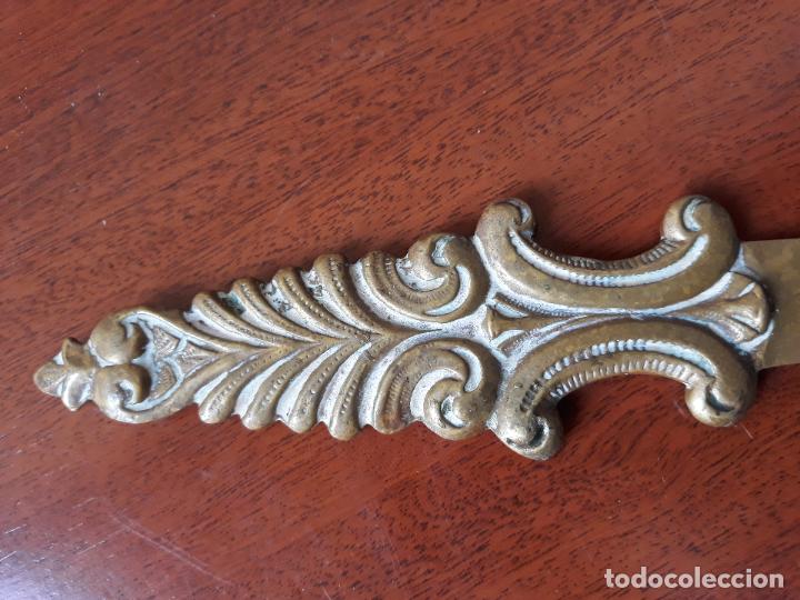 Escriban&iacute;a: Antiguo abrecartas de bronce o laton - Foto 2