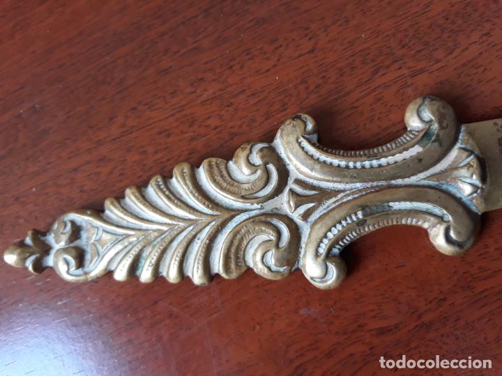 Escriban&iacute;a: Antiguo abrecartas de bronce o laton - Foto 3