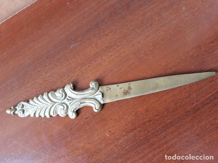 Escriban&iacute;a: Antiguo abrecartas de bronce o laton - Foto 4
