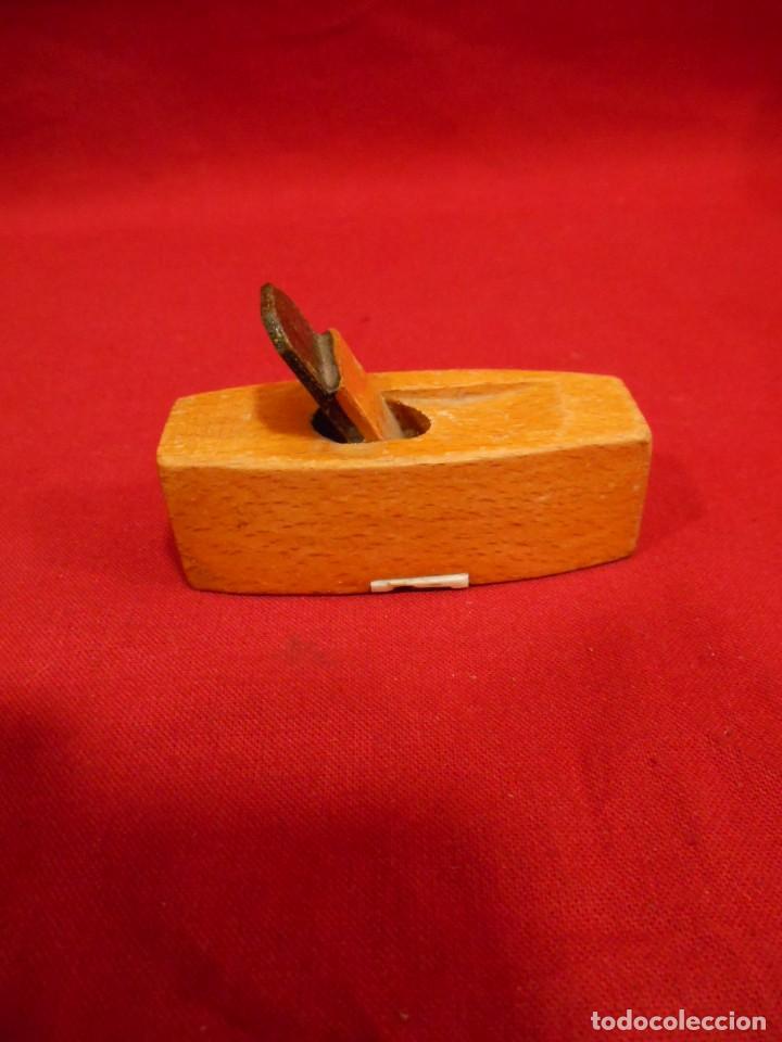 Escriban&iacute;a: ANTIGUO SACAPUNTAS DE COLECCION CON FORMA DE CEPILLO DE CARPINTERO - Foto 1