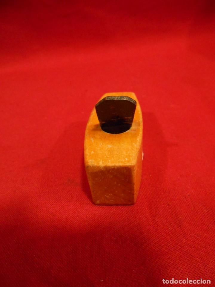 Escriban&iacute;a: ANTIGUO SACAPUNTAS DE COLECCION CON FORMA DE CEPILLO DE CARPINTERO - Foto 2