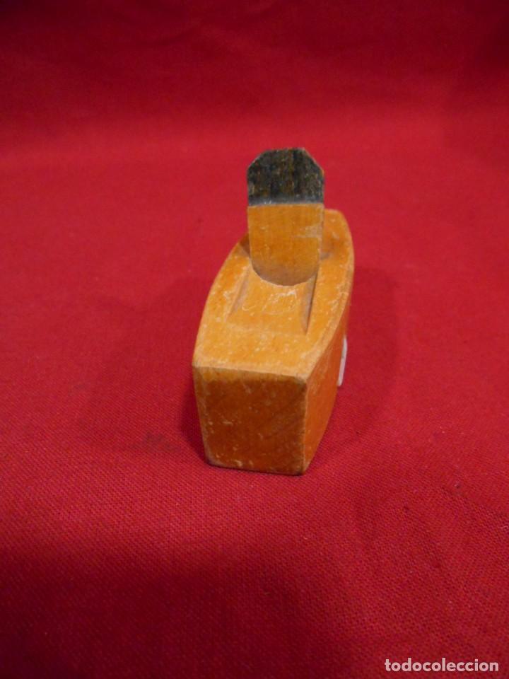Escriban&iacute;a: ANTIGUO SACAPUNTAS DE COLECCION CON FORMA DE CEPILLO DE CARPINTERO - Foto 3
