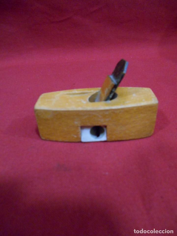 Escriban&iacute;a: ANTIGUO SACAPUNTAS DE COLECCION CON FORMA DE CEPILLO DE CARPINTERO - Foto 4