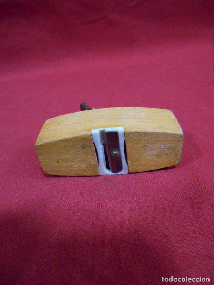 Escriban&iacute;a: ANTIGUO SACAPUNTAS DE COLECCION CON FORMA DE CEPILLO DE CARPINTERO - Foto 6