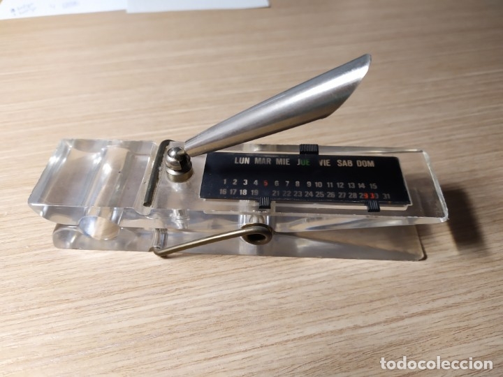 Escriban&iacute;a: PINZA SUJETAPAPELES DE METACRILATO. - Foto 1