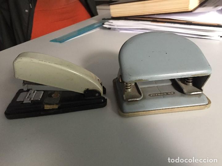 Escriban&iacute;a: Grapadora y perforadora vintage - Foto 2