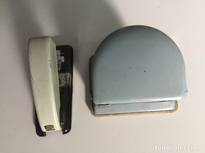 Escriban&iacute;a: Grapadora y perforadora vintage - Foto 3