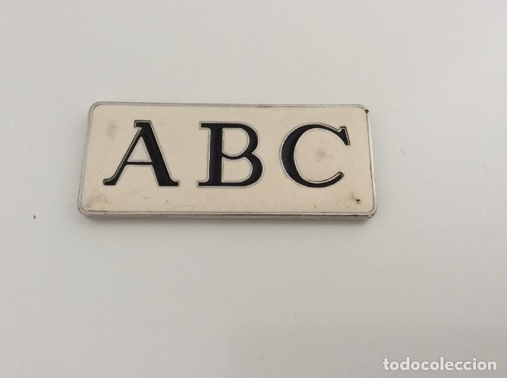 Escriban&iacute;a: PISAPAPELES PLACA PERI&Oacute;DICO ABC - Foto 1