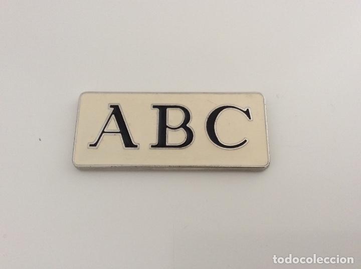 Escriban&iacute;a: PISAPAPELES PLACA PERI&Oacute;DICO ABC - Foto 2