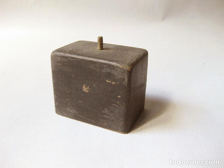 Escriban&iacute;a: Pisapapeles o peana de madera. - Foto 1