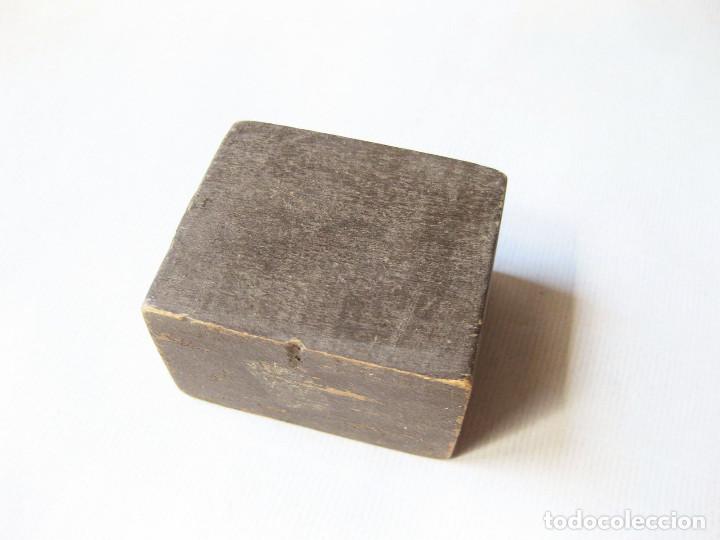 Escriban&iacute;a: Pisapapeles o peana de madera. - Foto 2