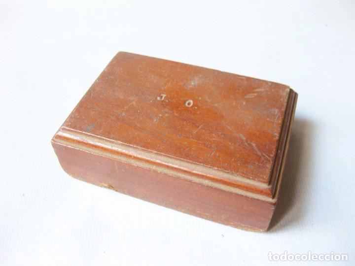 Escriban&iacute;a: Pisapapeles en madera de caoba, con base de corcho. J. O. - Foto 1