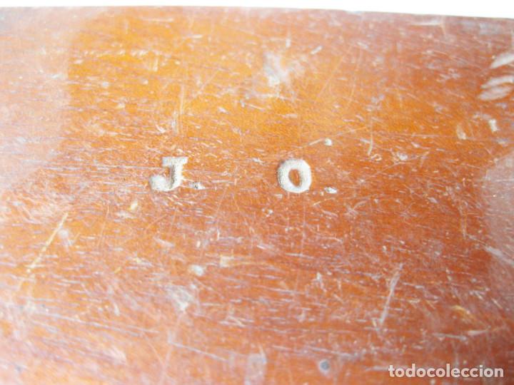 Escriban&iacute;a: Pisapapeles en madera de caoba, con base de corcho. J. O. - Foto 2