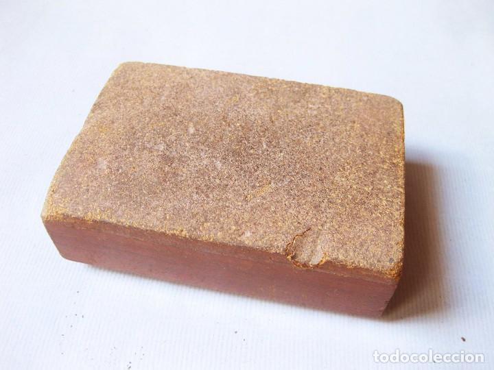 Escriban&iacute;a: Pisapapeles en madera de caoba, con base de corcho. J. O. - Foto 3