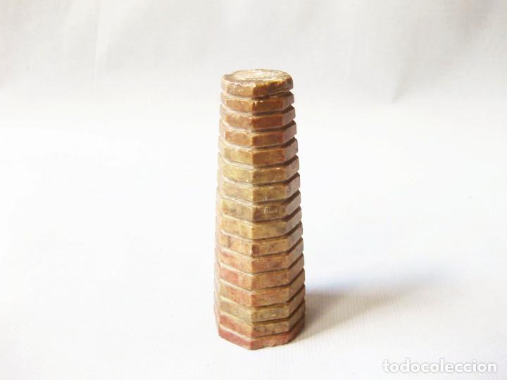 Escriban&iacute;a: Pisapapeles en marmol con forma de pir&aacute;mide. - Foto 1