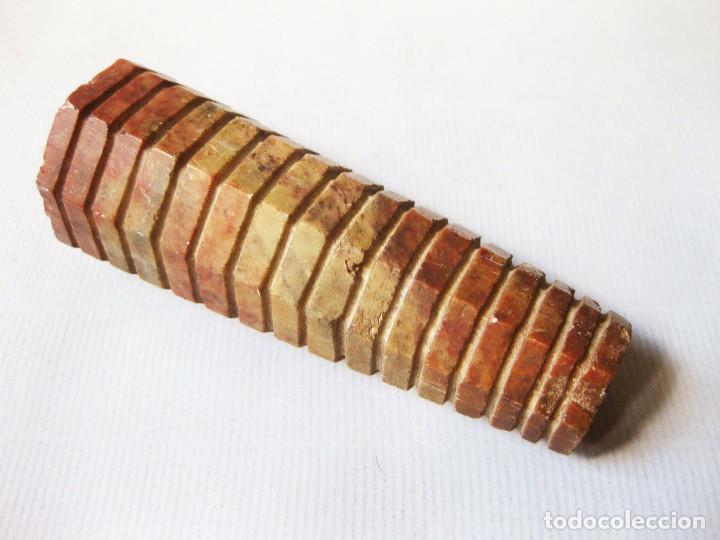 Escriban&iacute;a: Pisapapeles en marmol con forma de pir&aacute;mide. - Foto 2