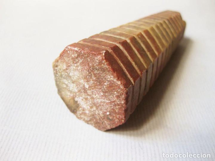 Escriban&iacute;a: Pisapapeles en marmol con forma de pir&aacute;mide. - Foto 3