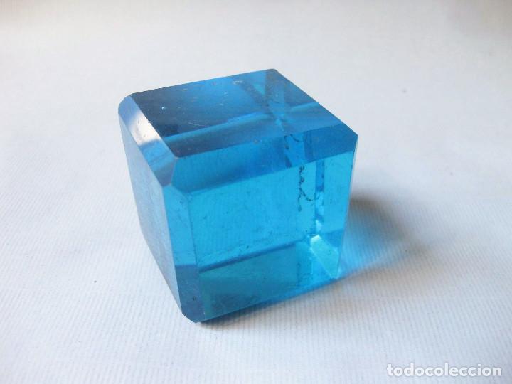 Escriban&iacute;a: Pisapapeles de vidrio azul en forma c&uacute;bica. - Foto 1