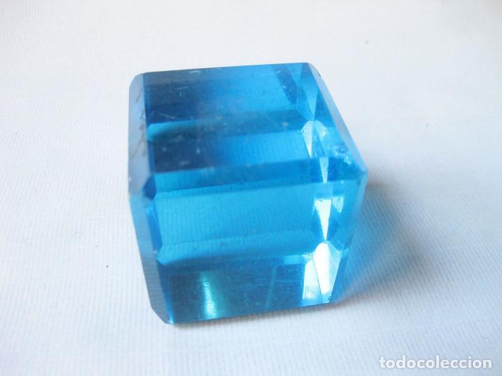 Escriban&iacute;a: Pisapapeles de vidrio azul en forma c&uacute;bica. - Foto 2