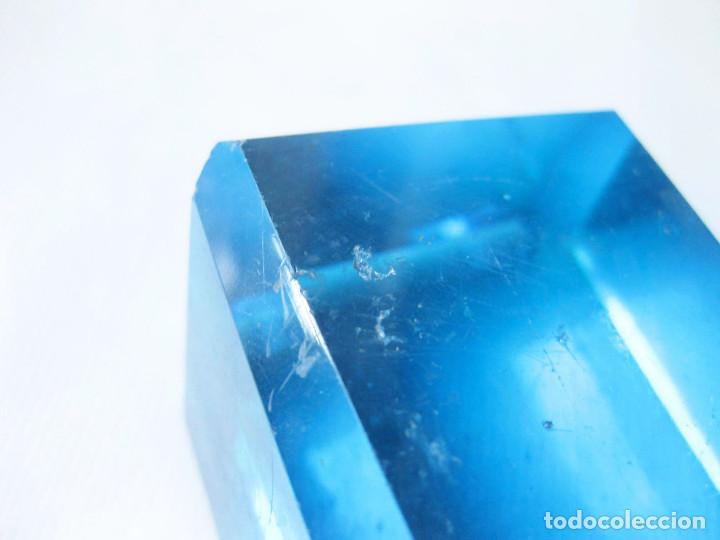 Escriban&iacute;a: Pisapapeles de vidrio azul en forma c&uacute;bica. - Foto 3