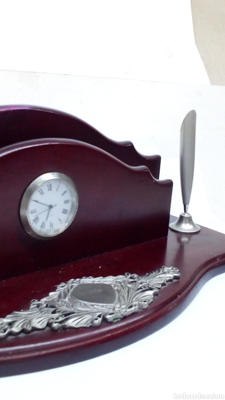 Escriban&iacute;a: Escritorio de madera y relieves en metal con reloj Quartz - Foto 3