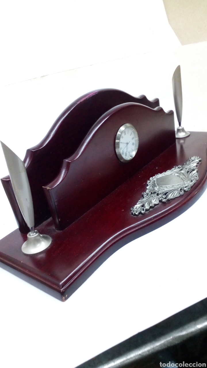 Escriban&iacute;a: Escritorio de madera y relieves en metal con reloj Quartz - Foto 1