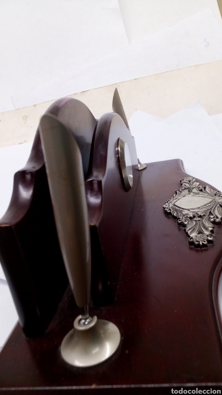 Escriban&iacute;a: Escritorio de madera y relieves en metal con reloj Quartz - Foto 2